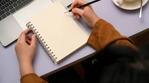 Vista Dall Alto Scrittura Femminile Sul Suo Diario Scrivania Creativa — Foto Stock