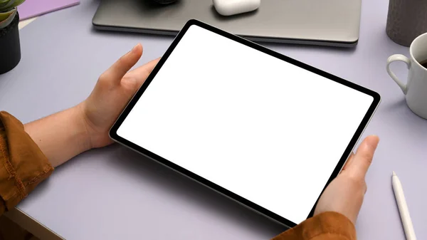 女性の手にデジタルタブレット空白の画面のモックアップとトレンディな紫色のオフィスデスク — ストック写真