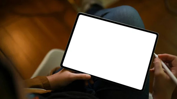 Primo Piano Una Ragazza Adolescente Che Utilizza Touchpad Tablet Digitale — Foto Stock