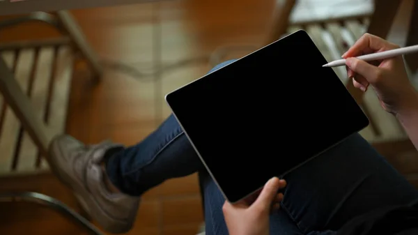 클로즈업 포커스 커피숍에서 일하는 디지털 포터블 태블릿을 사용하는 — 스톡 사진