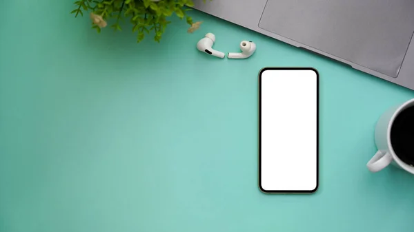 Trendy Sfondo Verde Chiaro Spazio Lavoro Con Smartphone Bianco Schermo — Foto Stock