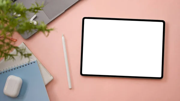 Dijital Tablet Dokunmatik Ekranlı Dizüstü Bilgisayarlı Kırtasiyeli Pastel Pembe Arka — Stok fotoğraf