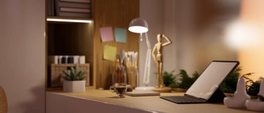 Portatif tablet, kablosuz klavye ve masa lambasının sıcak ışığı altında ahşap masadaki aksesuarlarla modern rahat çalışma yeri. 3d görüntüleme, 3d illüstrasyon