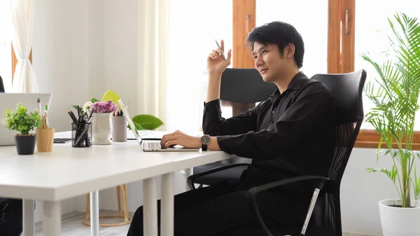 Όμορφος Και Έξυπνος Επιχειρηματίας Που Κάθεται Στο Γραφείο Του Στο — Φωτογραφία Αρχείου