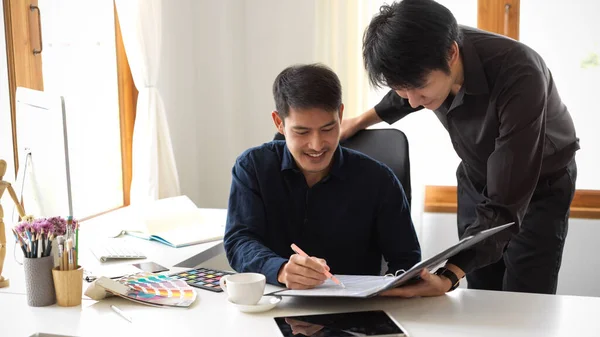 Δύο Νεαροί Άνδρες Γραφίστες Συνεργάζονται Ένα Νέο Έργο Συζητώντας Σχέδιο — Φωτογραφία Αρχείου