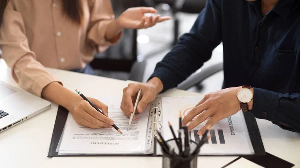 Immagine Ritagliata Due Imprenditori Colleghi Che Discutono Analizzano Relazione Sui — Foto Stock