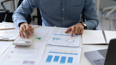 Yakın plan, kırpılmış görüntü, finansal proje üzerinde çalışan erkek finans görevlisi, finansal veri analizi..
