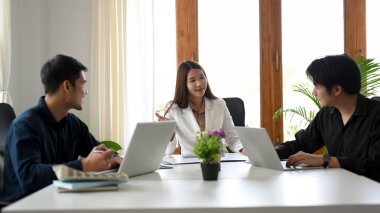 Bir grup başarılı girişimci ofiste iş birliği toplantısı düzenliyor..