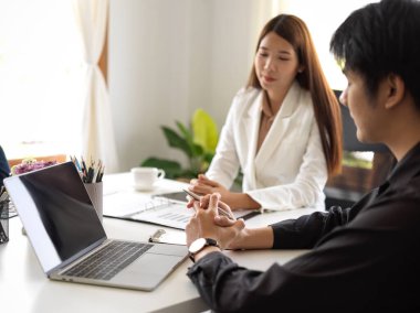 Odaklanmış Asyalı işadamı yönetim kurulu üyeleriyle resmi mali toplantıda oturuyor. Konferans odasında iş arkadaşlarıyla birlikte erkek yönetici..