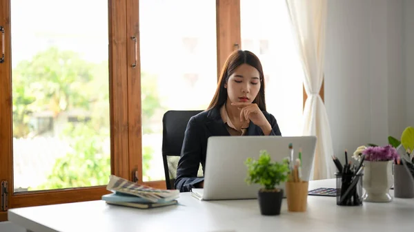 Hermosa Asiática Joven Mujer Negocios Centra Proyecto Mirando Pantalla Del —  Fotos de Stock