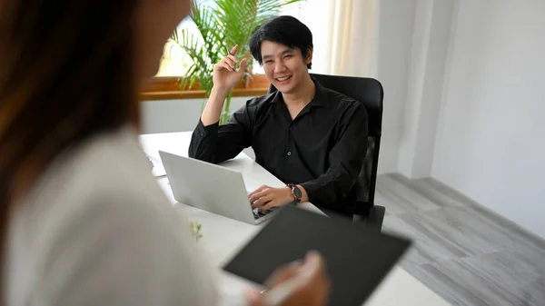 Ένας Όμορφος Επιχειρηματίας Κάθεται Στο Γραφείο Και Χαμογελάει Μια Συνάδελφο — Φωτογραφία Αρχείου