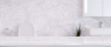 Beyaz mermer banyo tezgahı. Ürün sergisi için boş yer. Arka planda bulanık, beyaz banyo. 3d görüntüleme, 3d illüstrasyon