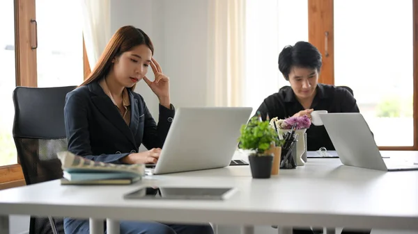 Pensativo Asiático Joven Mujer Negocios Trabajando Portátil Ordenador Portátil Oficina —  Fotos de Stock