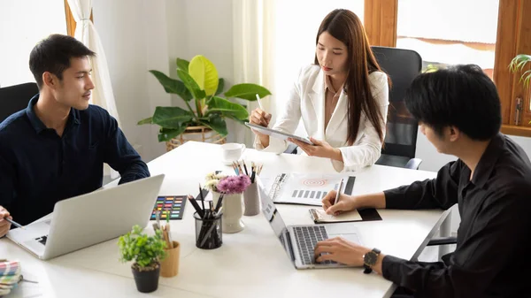 Directora Ejecutiva Teniendo Una Reunión Con Equipo Marketing Comprobando Borrador —  Fotos de Stock