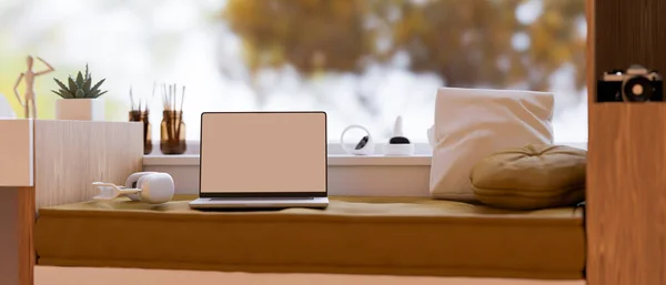 Laptop Mockup Tela Branca Sofá Acolhedor Moderno Com Fone Ouvido — Fotografia de Stock