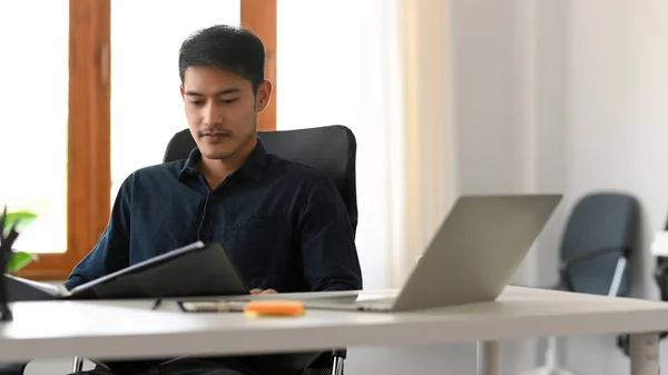 Professionele Slimme Aziatische Zakenman Lezen Onderzoeken Business Rapport Aan Zijn — Stockfoto