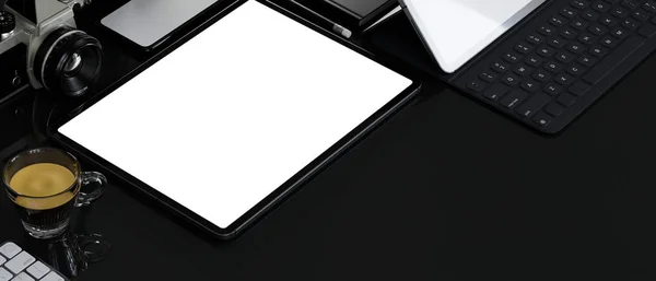 Современный Черный Стол Фон Современными Электронными Устройствами Планшетный Тачпад Белый — стоковое фото