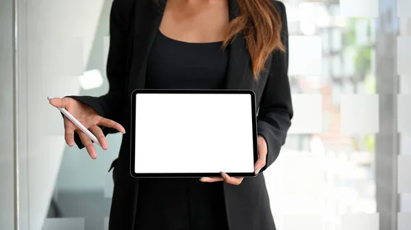 Feminino Terno Preto Escritório Mostrando Tela Tablet Tabela Tela Branca — Fotografia de Stock
