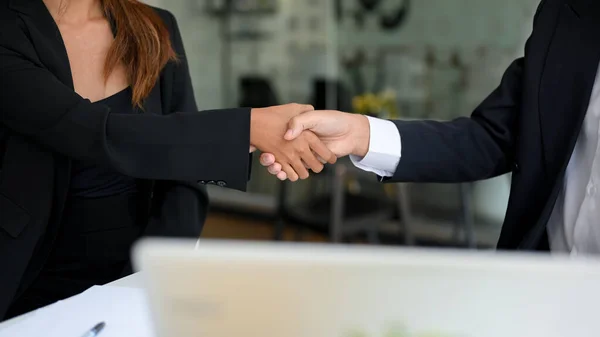 ビジネスマンとビジネスマンが握手をしている パートナーシップ おめでとう — ストック写真