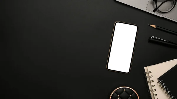 Zwarte Bureau Werkruimte Met Smartphone Blanco Scherm Mockup Notebook Laptop — Stockfoto