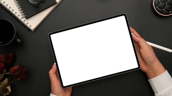 Visão Superior Uma Empresária Mãos Segurando Tablet Touchpad Tela Branca — Fotografia de Stock
