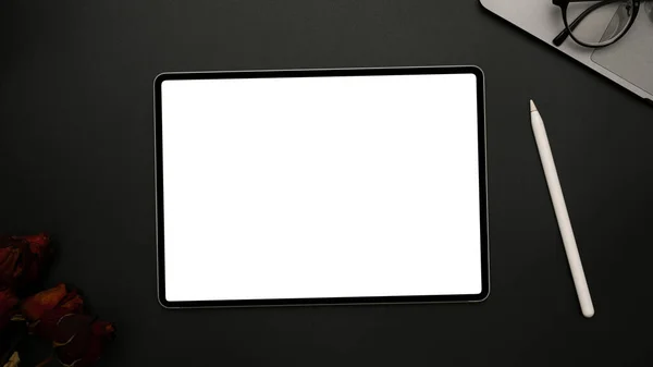 Nowoczesny Cyfrowy Tablet Biały Ekran Makieta Czarnym Tle Stylem Pióra — Zdjęcie stockowe