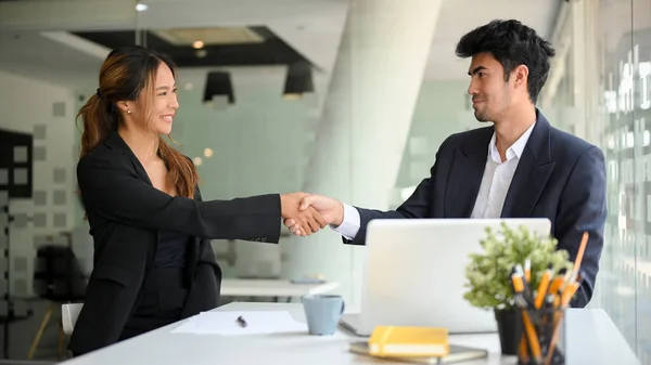 Attractive Asian Businesswoman Shakes Hands Successful Male Entrepreneur Business Meeting — Stock Photo, Image