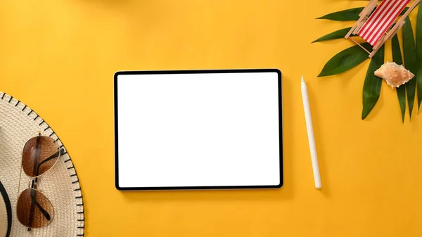 黄色の背景にデジタルタブレットタッチパッドホワイトスクリーンモックアップと夏休み熱帯組成物の背景 トップビュー — ストック写真