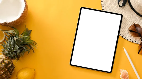 夏のトロピカルフルーツ ビーチハット 黄色の背景のサングラスを備えたデジタルタブレットホワイトスクリーンモックアップ タブレット付き夏休みアクセサリー組成物 — ストック写真