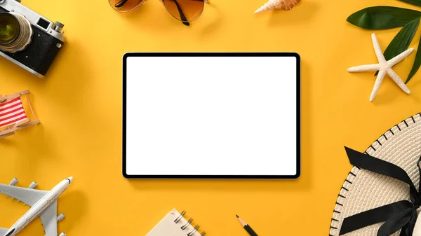 Tablet Digitale Bianco Schermo Mockup Sfondo Giallo Circondato Vacanze Estive — Foto Stock