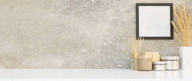 Yakın plan, ev aksesuarları, mum, aroma yayıcı, dekor ve fotokopi alanı modern çatı katı duvarına karşı boş çerçeve modeliyle sunum için. 3d görüntüleme, 3d illüstrasyon