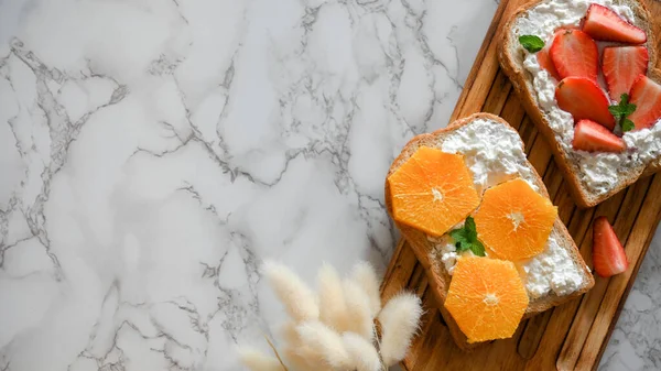 健康的吐司 新鲜水果和松软的奶酪放在木板上 在白色大理石背景上放上你的演示文稿 — 图库照片