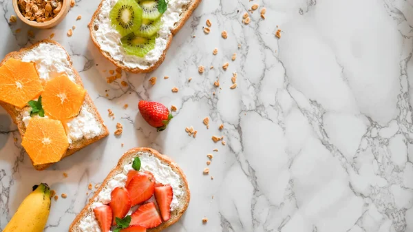 健康的早餐烤面包 在白色大理石背景上有复制空间 顶部视图 新鲜橙子 猕猴桃和草莓烤面包 — 图库照片