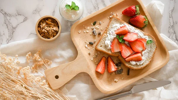 俯瞰全景 草莓吐司与自制的美味奶油和格拉诺拉木制盘子 饮食早餐概念 — 图库照片