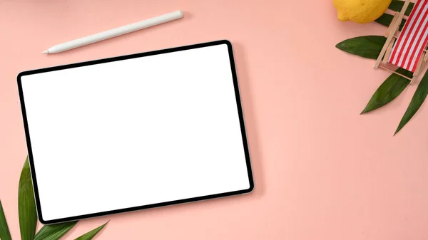 Stylowe Kobiece Różowe Tło Robocze Cyfrowym Tabletem Touchpad Biały Ekran — Zdjęcie stockowe