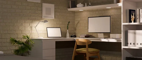 Geceleri Karanlık Odada Tuğla Duvara Dayalı Bilgisayar Masası Olan Modern — Stok fotoğraf
