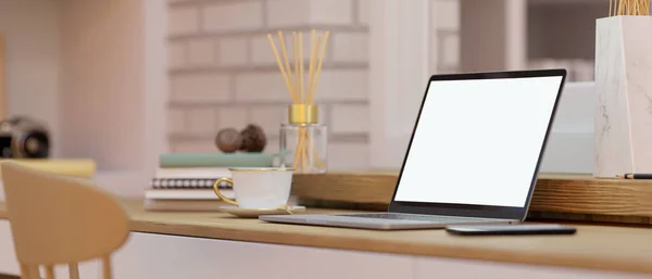 Zbliżenie Minimalne Biurko Biurowe Lub Blat Notebooka Laptop Biały Ekran — Zdjęcie stockowe