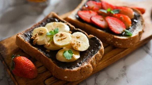 巧克力与香蕉和草莓烤在木板上 健康饮食小吃 — 图库照片