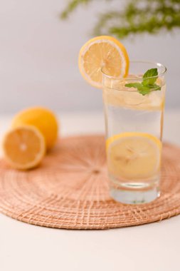 Detoks içecekleri, bambu paspaslı soğuk taze limonata. Yaz ferahlatıcı içecekler.