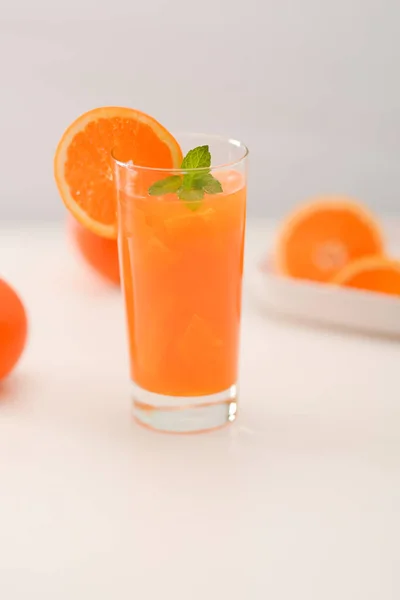 Frischer Orangensaft Auf Weißem Tisch Gesundes Getränk Und Kalorienarmes Konzept — Stockfoto