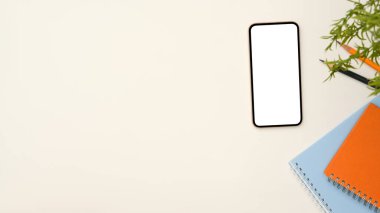 Akıllı telefon beyaz ekran maketi, not defteri ve kopyalama alanı olan en az beyaz çalışma alanı arkaplanı. 