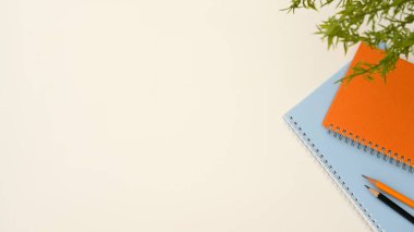Okul defteri, kalem, dekor bitkisi ve beyaz arkaplandaki metin sunumunuz için kopya alanı. Eğitim, çalışma alanı konsepti. en üstteki görünüm