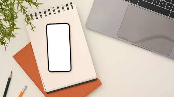 Üst Çekim Akıllı Cep Telefonu Beyaz Ekran Modeli Spiral Defteri — Stok fotoğraf