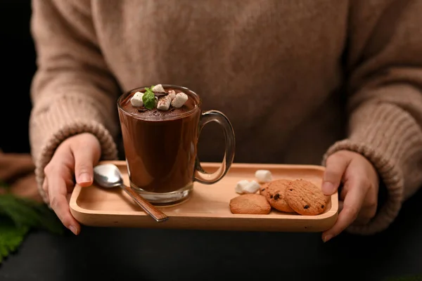 配餐女性享用或享用一盘美味的甜点 热巧克力牛奶加棉花糖和软巧克力饼干 — 图库照片