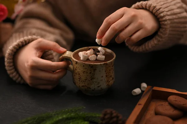 Close Imagem Mulher Gosta Ter Leite Chocolate Quente Com Marshmallow — Fotografia de Stock