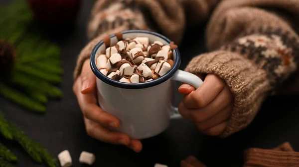 Imagem Close Saboroso Chocolate Quente Derretido Com Xícara Marshmallows Minúsculo — Fotografia de Stock