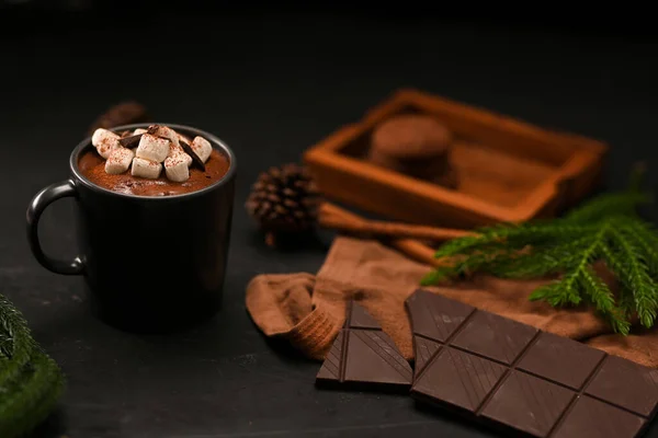 Leche Chocolate Negro Caliente Casera Con Malvaviscos Una Taza Cerámica —  Fotos de Stock