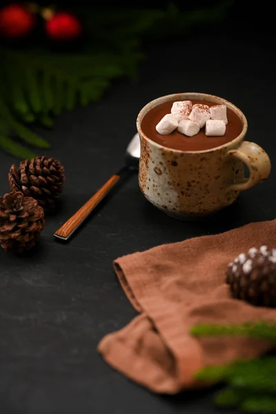 Leite Chocolate Preto Quente Com Marshmallow Uma Caneca Cerâmica Mínima — Fotografia de Stock