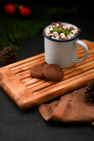 Delicioso Chocolate Quente Com Marshmallow Biscoitos Bandeja Madeira Fundo Preto — Fotografia de Stock