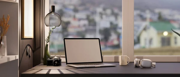 노트북 컴퓨터에 흉내를 헤드폰을 탁자에 창문을 멋지게 매달려 램프를 사무실 — 스톡 사진